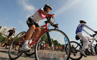 圖文-武漢啟動“全民健身日”活動 一起騎自行車